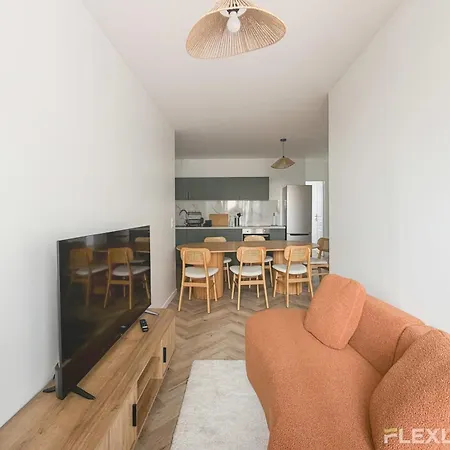 Holiday home Modern In Spacious T7 In 20 *